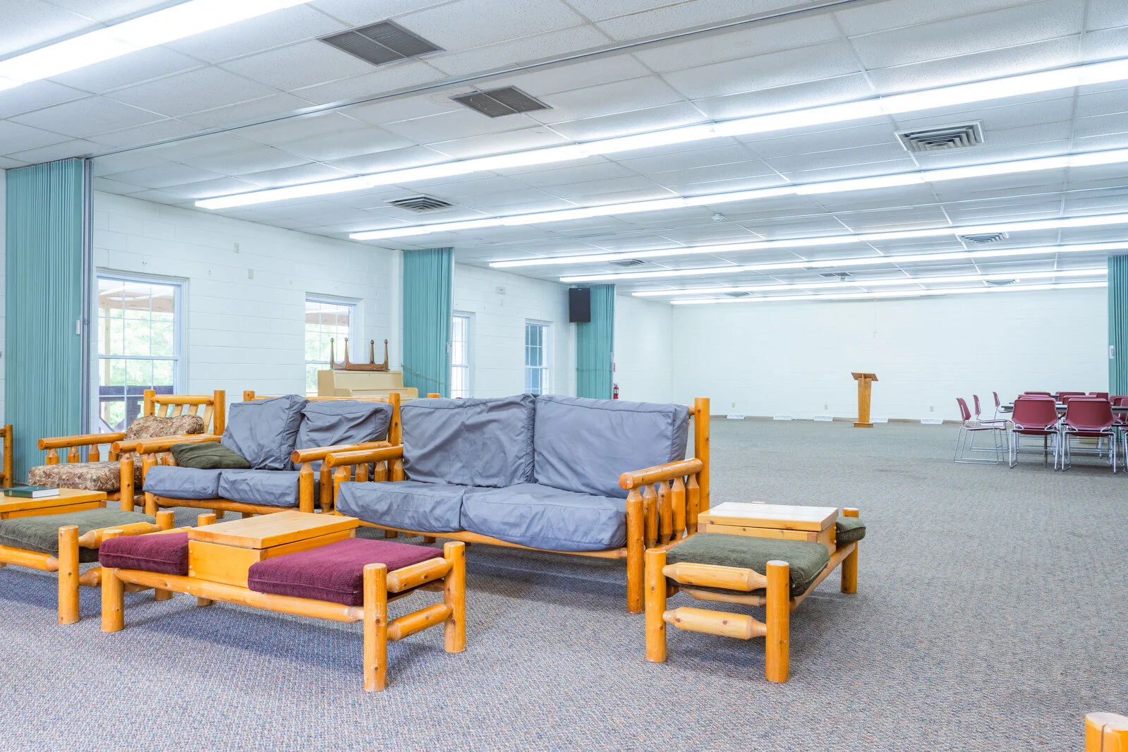  2025/04/Lone-Tree-Lodge-Meeting-Room-2.jpg 