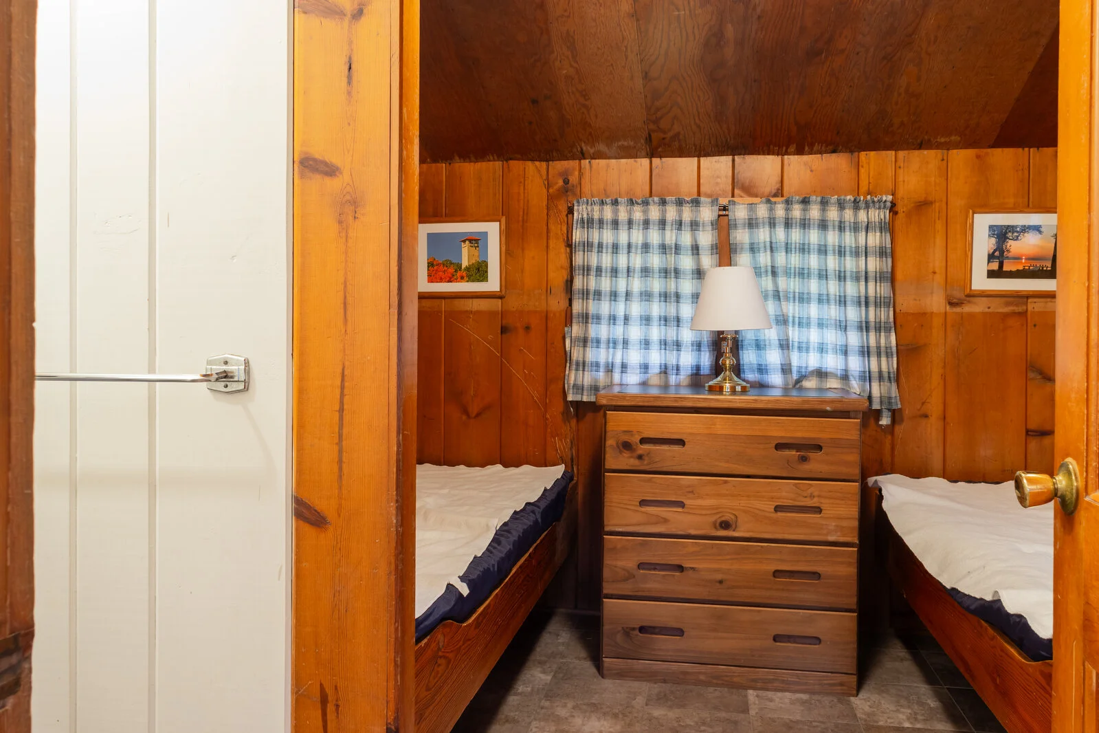  2025/04/St-Louis-4-Cabin-2.jpg 